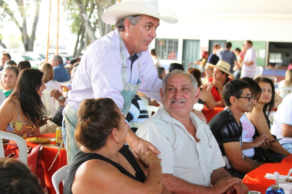 Deputado Ângelo Guerreiro vira cozinheiro em almoço beneficente