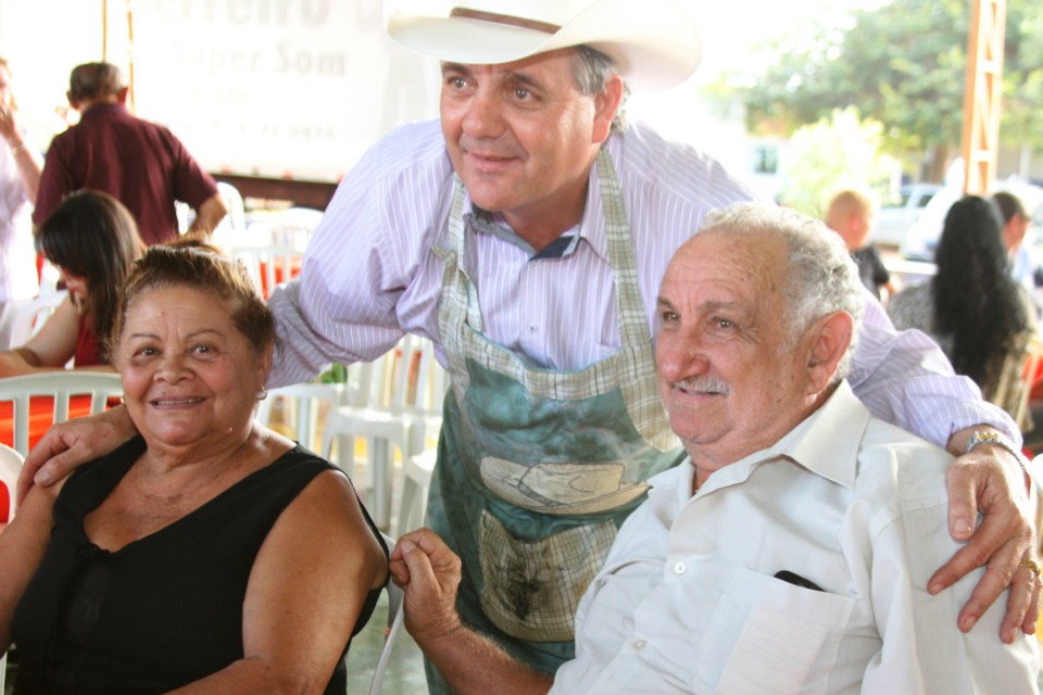 Deputado Ângelo Guerreiro vira cozinheiro em almoço beneficente