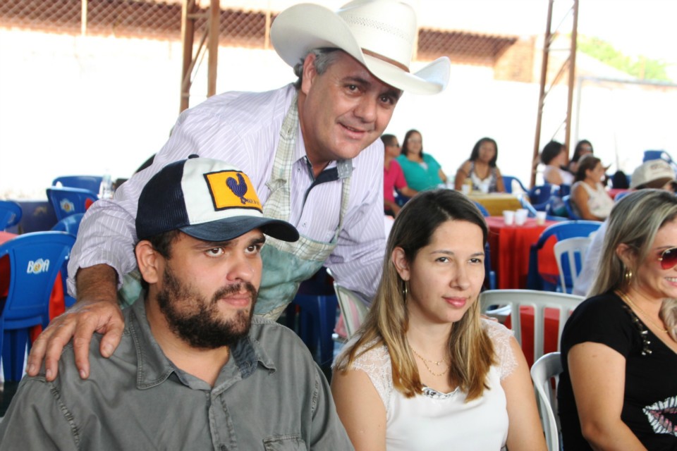 Deputado Ângelo Guerreiro vira cozinheiro em almoço beneficente