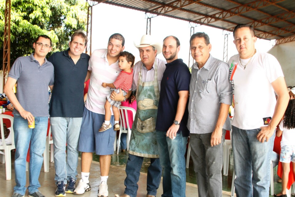 Deputado Ângelo Guerreiro vira cozinheiro em almoço beneficente