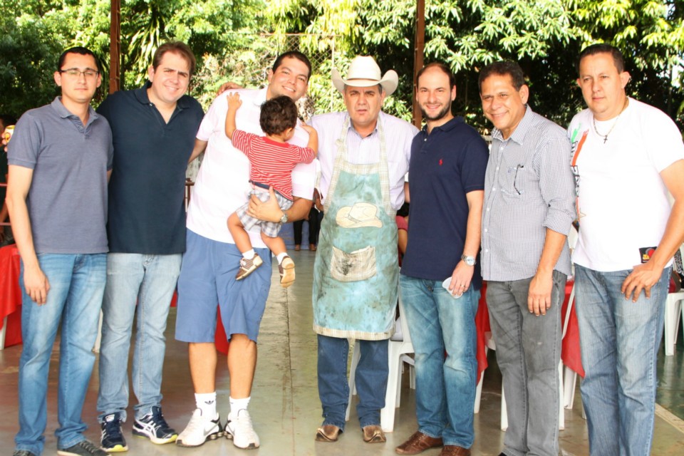 Deputado Ângelo Guerreiro vira cozinheiro em almoço beneficente