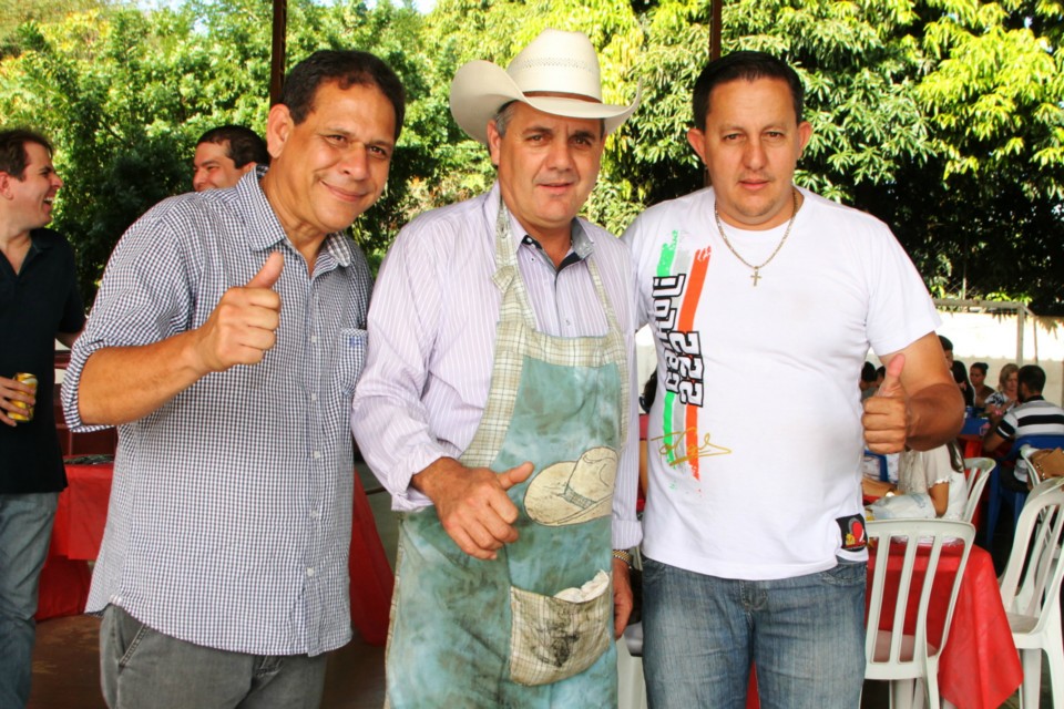 Deputado Ângelo Guerreiro vira cozinheiro em almoço beneficente