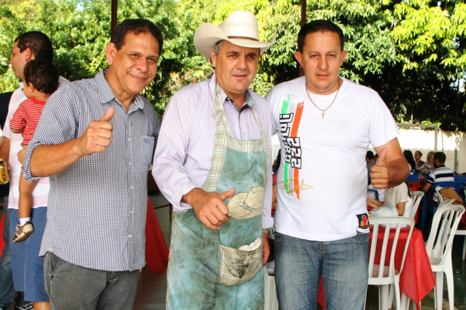 Deputado Ângelo Guerreiro vira cozinheiro em almoço beneficente