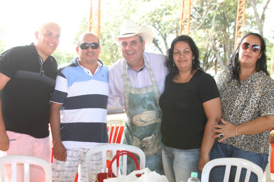 Deputado Ângelo Guerreiro vira cozinheiro em almoço beneficente