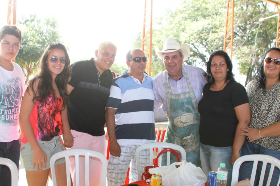 Deputado Ângelo Guerreiro vira cozinheiro em almoço beneficente