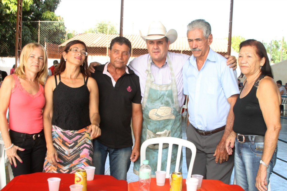 Deputado Ângelo Guerreiro vira cozinheiro em almoço beneficente