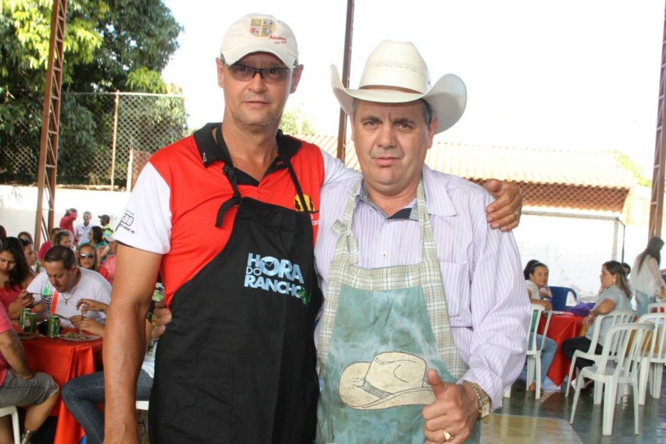 Deputado Ângelo Guerreiro vira cozinheiro em almoço beneficente