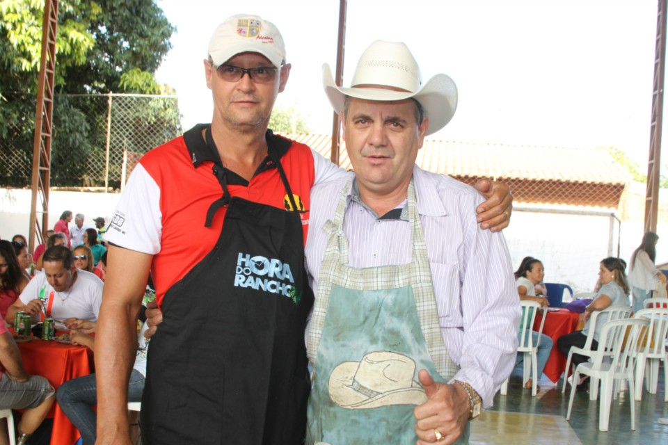 Deputado Ângelo Guerreiro vira cozinheiro em almoço beneficente