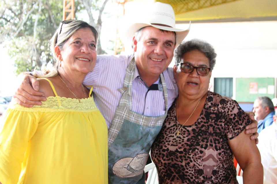 Deputado Ângelo Guerreiro vira cozinheiro em almoço beneficente