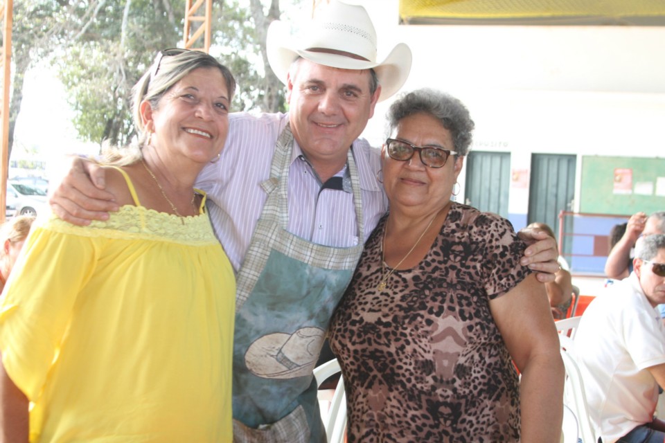 Deputado Ângelo Guerreiro vira cozinheiro em almoço beneficente