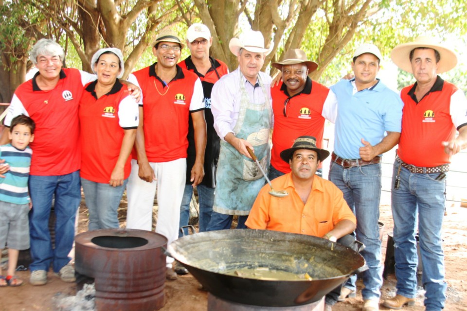 Deputado Ângelo Guerreiro vira cozinheiro em almoço beneficente