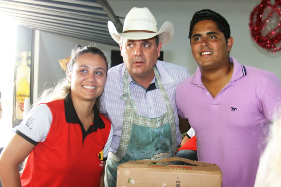 Deputado Ângelo Guerreiro vira cozinheiro em almoço beneficente