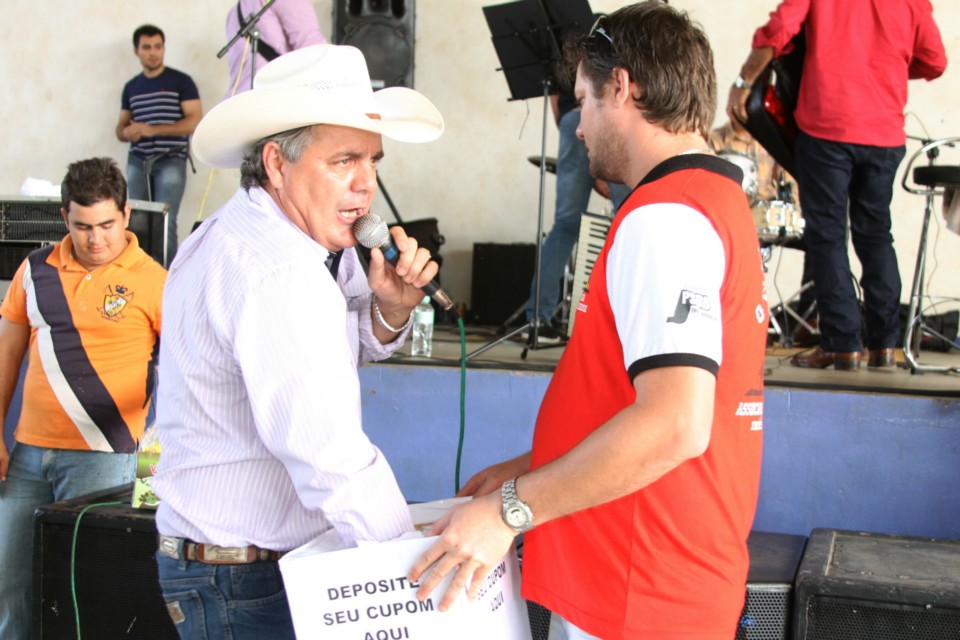 Deputado Ângelo Guerreiro vira cozinheiro em almoço beneficente