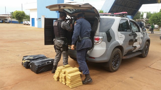 Ação conjunta entre PRF e PM resulta na apreensão de quase 300 quilos de maconha