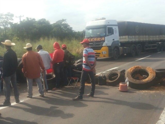 Movimentos sociais bloqueiam rodovias pelo Estado reivindicando por Reforma Agrária