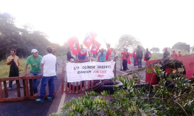 Movimentos sociais bloqueiam rodovias pelo Estado reivindicando por Reforma Agrária