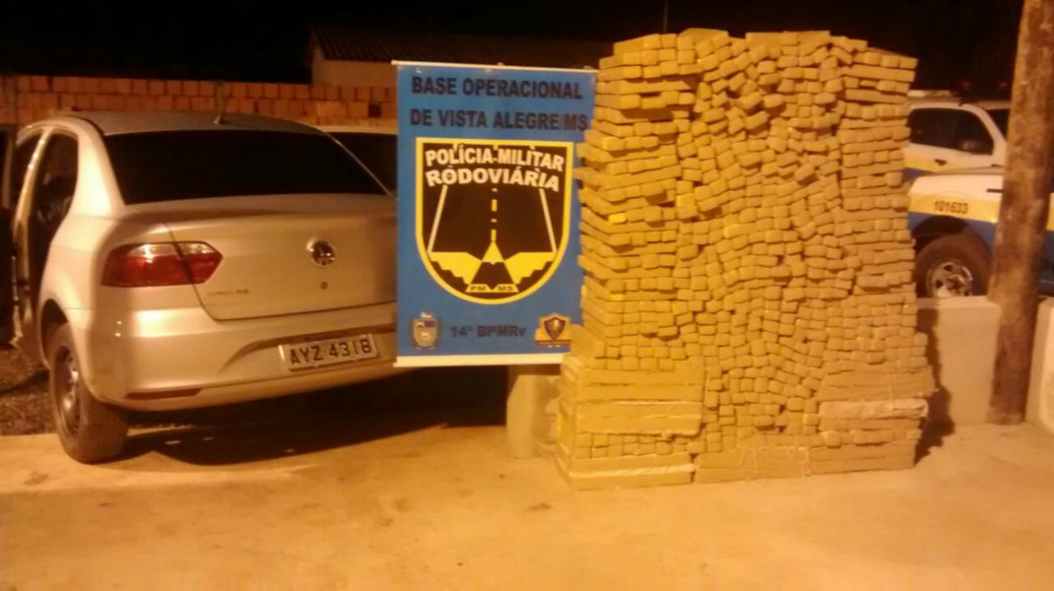 Policia Militar Rodoviária apreende Voyage com mais de meia tonelada de maconha