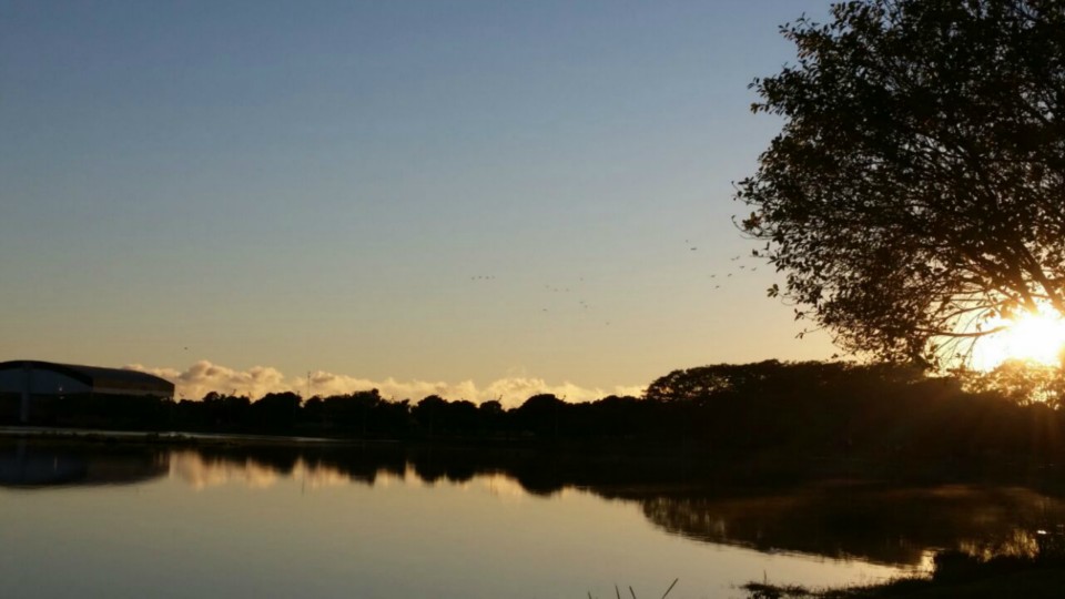 Manhã de sexta-feira inicia com sol e algumas nuvens