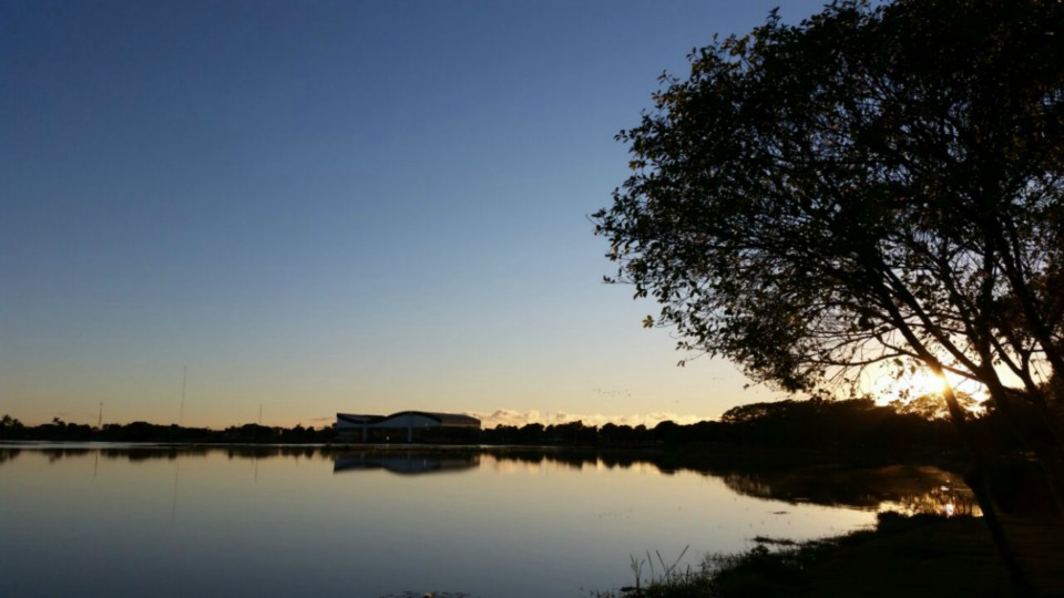 Manhã de sexta-feira inicia com sol e algumas nuvens