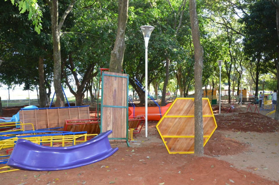 Novos brinquedos do Parquinho da Lagoa Maior começam a ser instalados