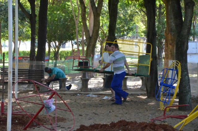 Novos brinquedos do Parquinho da Lagoa Maior começam a ser instalados