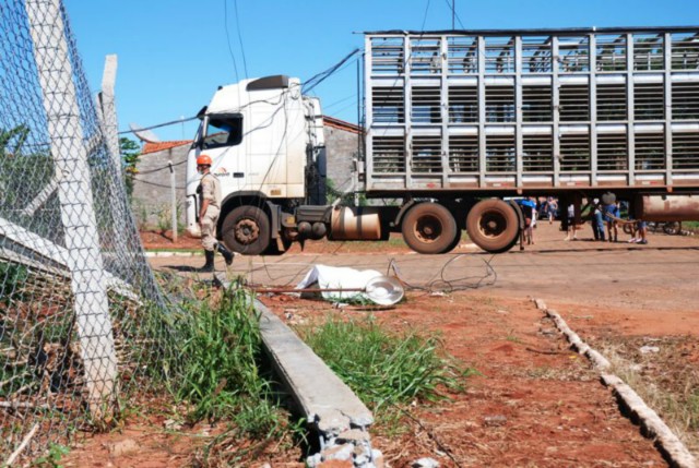 Carreta puxa cabos de telefonia e poste cai sobre idoso