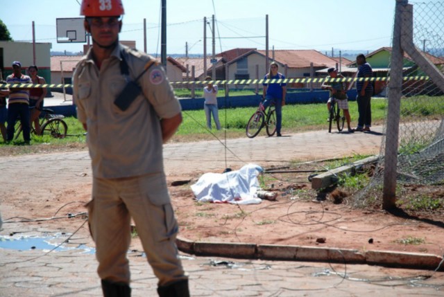 Carreta puxa cabos de telefonia e poste cai sobre idoso