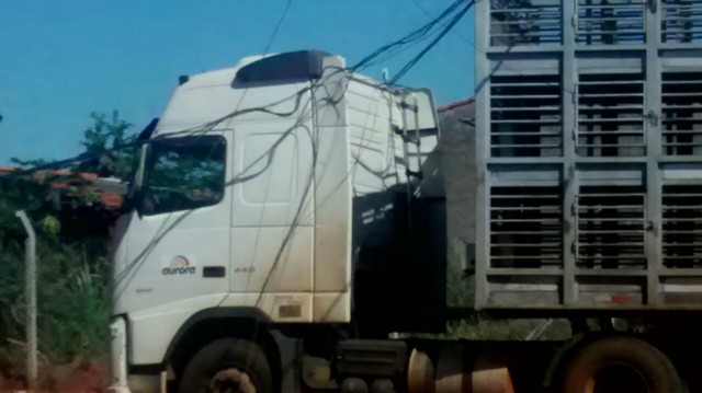 Carreta puxa cabos de telefonia e poste cai sobre idoso