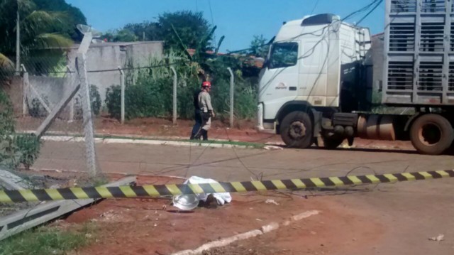 Carreta puxa cabos de telefonia e poste cai sobre idoso