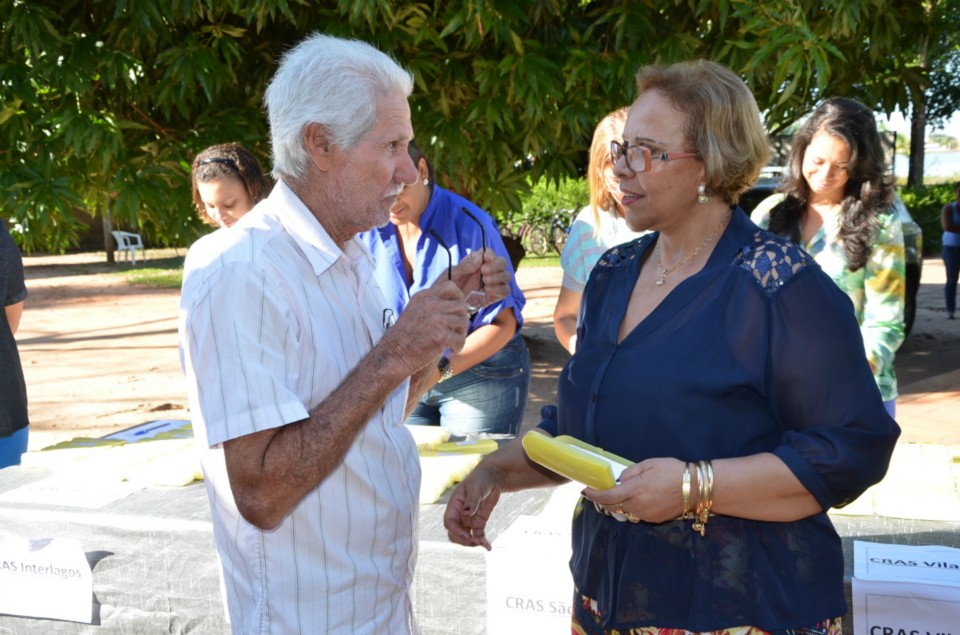 Marcia Moura entrega óculos, peças de vestuário e kits de higiene pessoal para assistidos dos CRAS