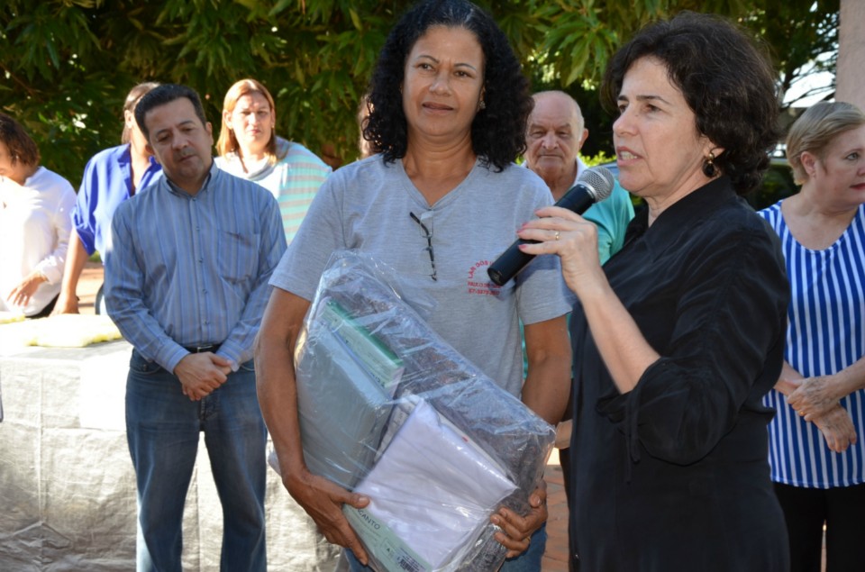 Marcia Moura entrega óculos, peças de vestuário e kits de higiene pessoal para assistidos dos CRAS