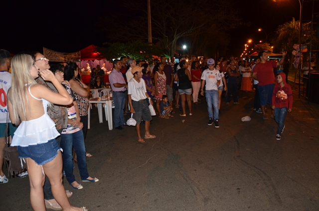 Feira Livre contou com animação da Família Lira