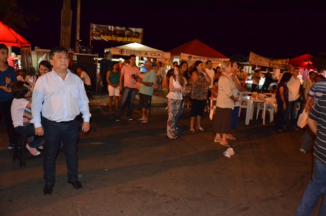 Feira Livre contou com animação da Família Lira