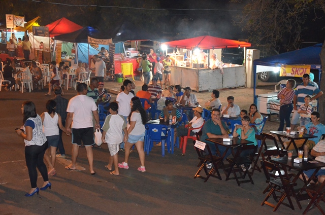 Feira Livre contou com animação da Família Lira