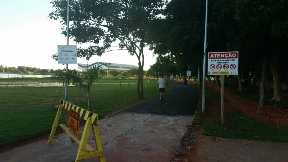 Esportistas invadem área interditada e compromete andamento da obra de pista da Lagoa Maior