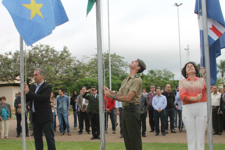 Desfile do Centenário reúne milhares de pessoas na Praça Ramez Tebet