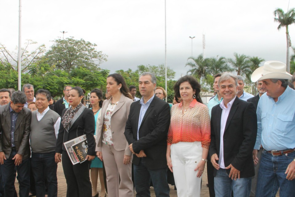 Desfile do Centenário reúne milhares de pessoas na Praça Ramez Tebet