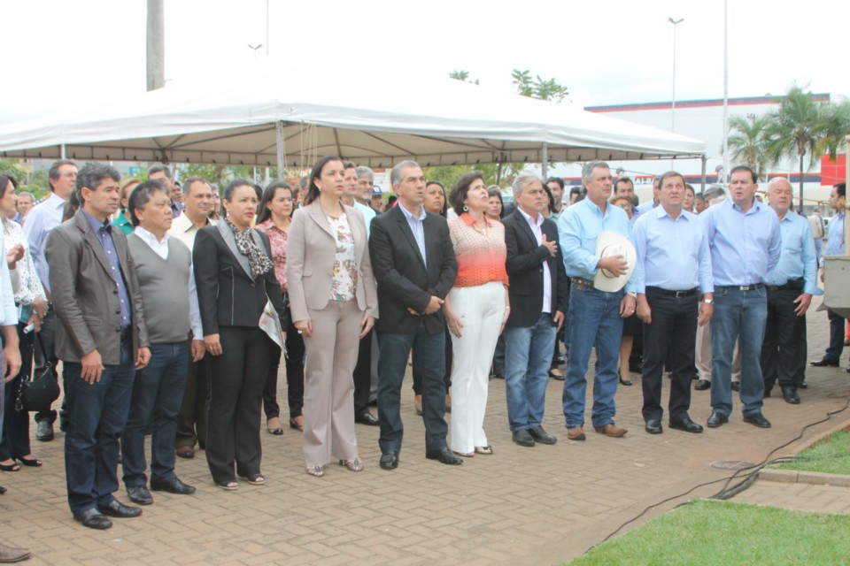 Desfile do Centenário reúne milhares de pessoas na Praça Ramez Tebet