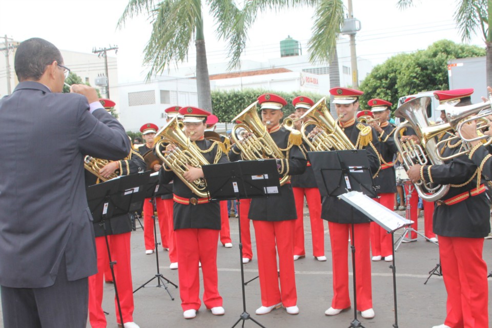 Desfile do Centenário reúne milhares de pessoas na Praça Ramez Tebet