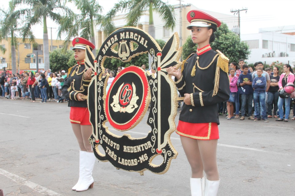 Desfile do Centenário reúne milhares de pessoas na Praça Ramez Tebet