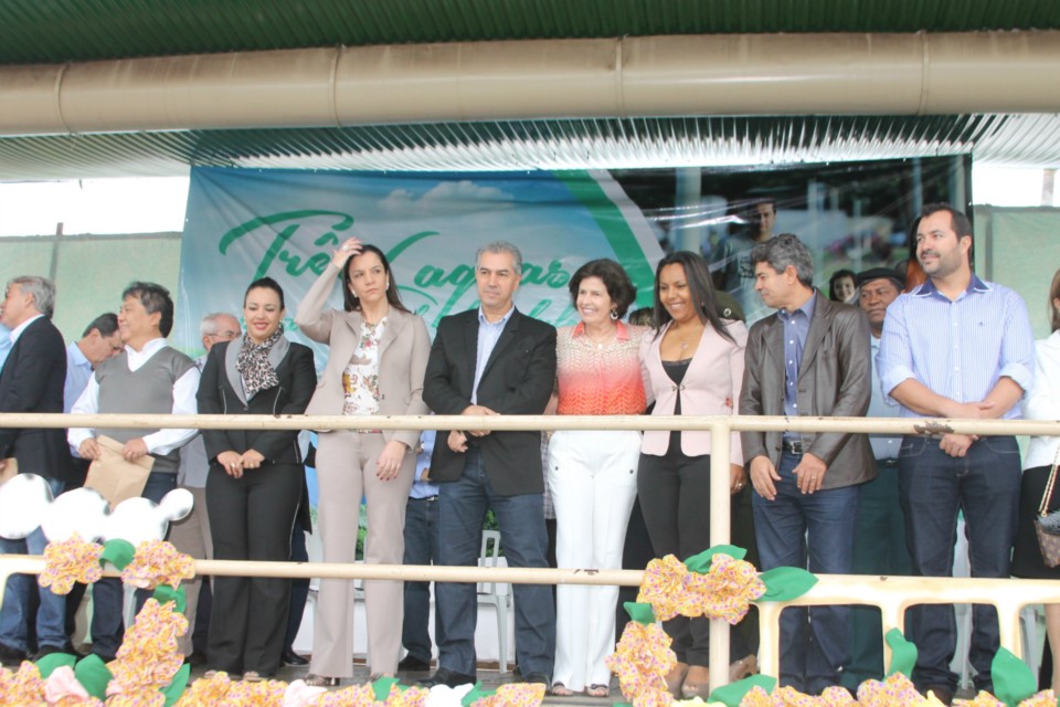 Desfile do Centenário reúne milhares de pessoas na Praça Ramez Tebet