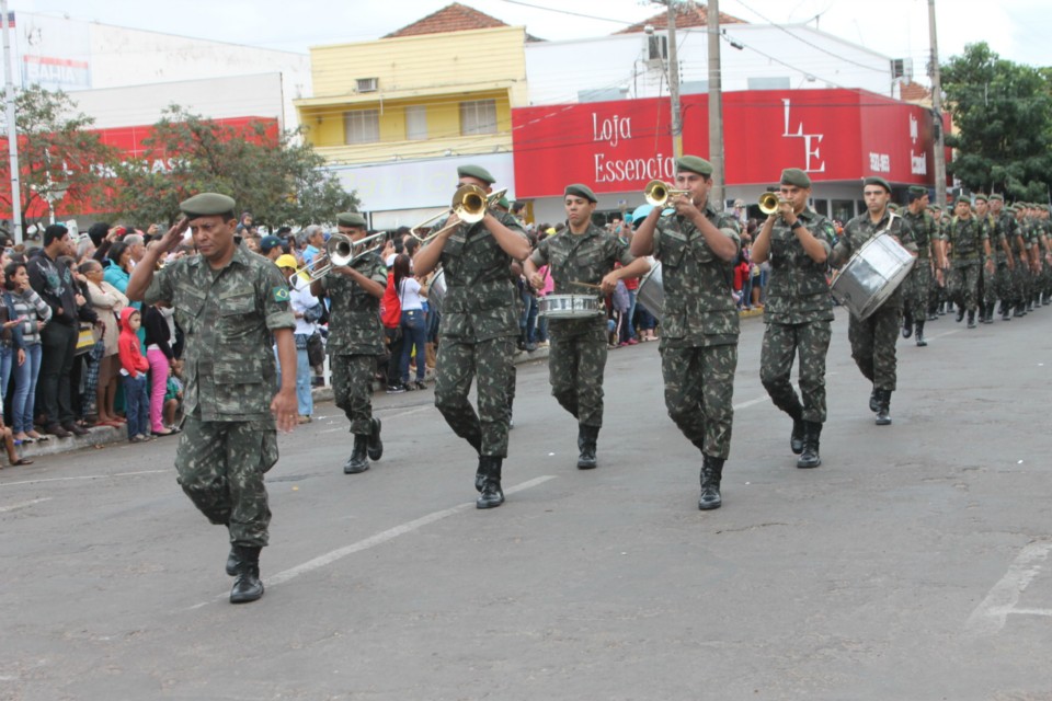 Desfile do Centenário reúne milhares de pessoas na Praça Ramez Tebet