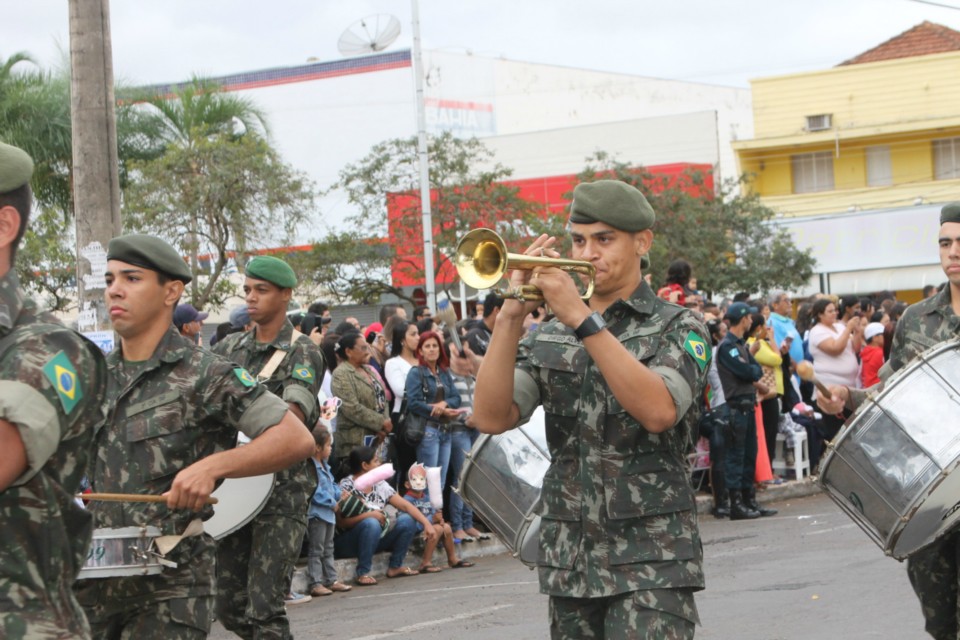 Desfile do Centenário reúne milhares de pessoas na Praça Ramez Tebet