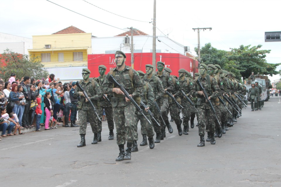 Desfile do Centenário reúne milhares de pessoas na Praça Ramez Tebet