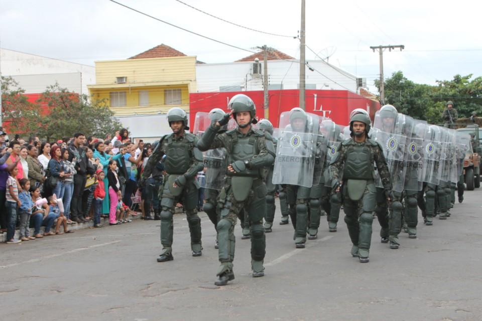 Desfile do Centenário reúne milhares de pessoas na Praça Ramez Tebet