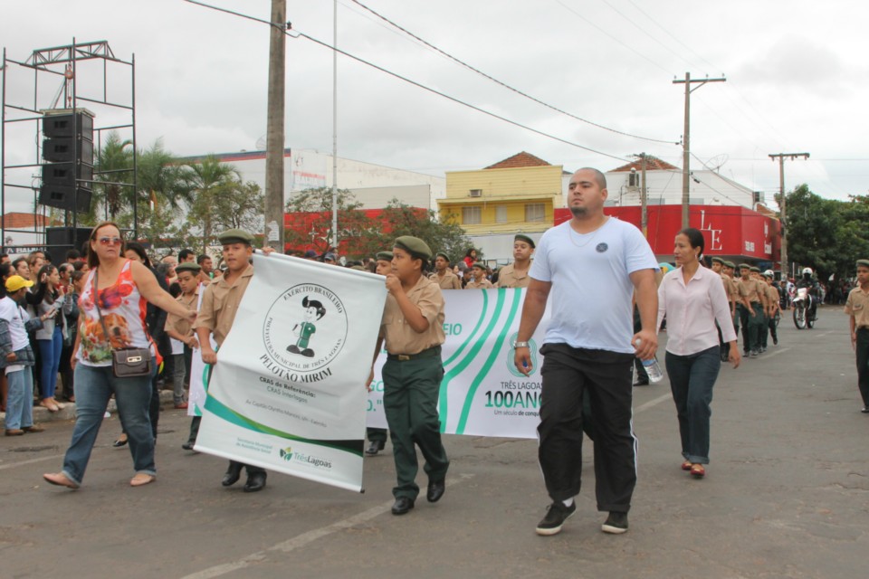 Desfile do Centenário reúne milhares de pessoas na Praça Ramez Tebet