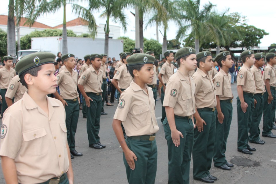 Desfile do Centenário reúne milhares de pessoas na Praça Ramez Tebet