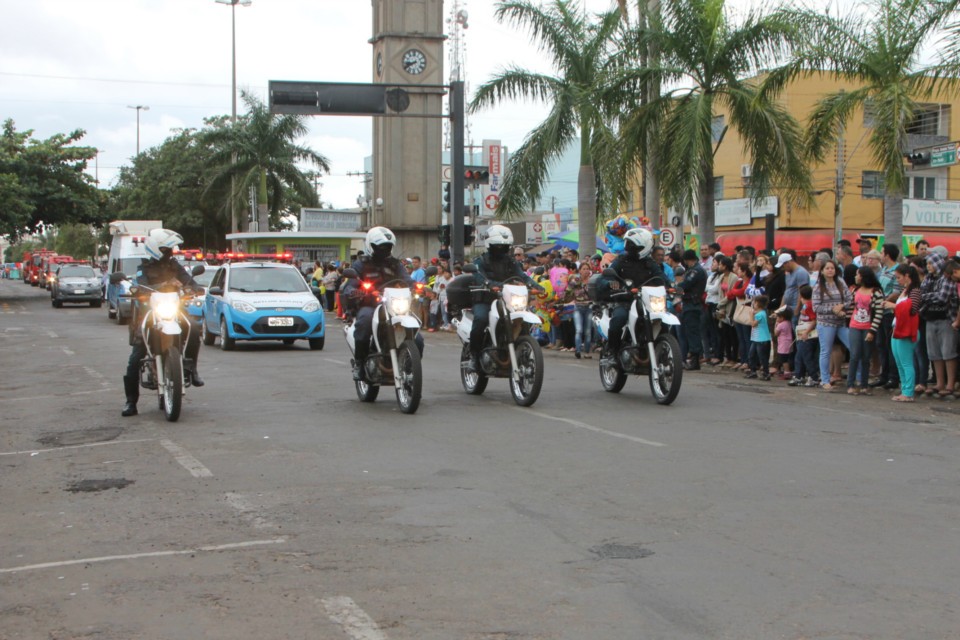 Desfile do Centenário reúne milhares de pessoas na Praça Ramez Tebet