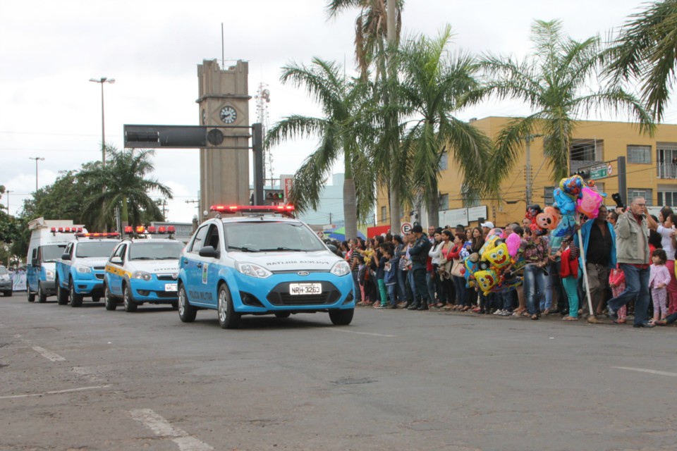 Desfile do Centenário reúne milhares de pessoas na Praça Ramez Tebet