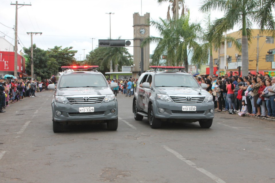 Desfile do Centenário reúne milhares de pessoas na Praça Ramez Tebet